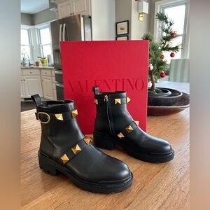 VALENTINO Roman Stud Calfskin Combat Boots - 39.5/ US 9.5 - MINT Condition
